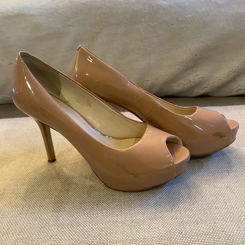 Nine West open toe nude patent platform pumps 8M